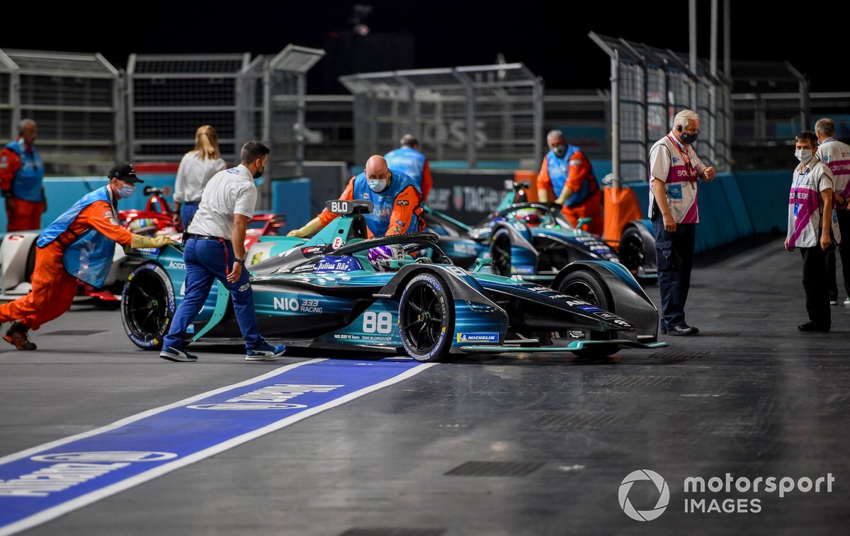 Tom Blomqvist (NIO 333, NIO 333 001) es ayudado en el pitlane para moverse