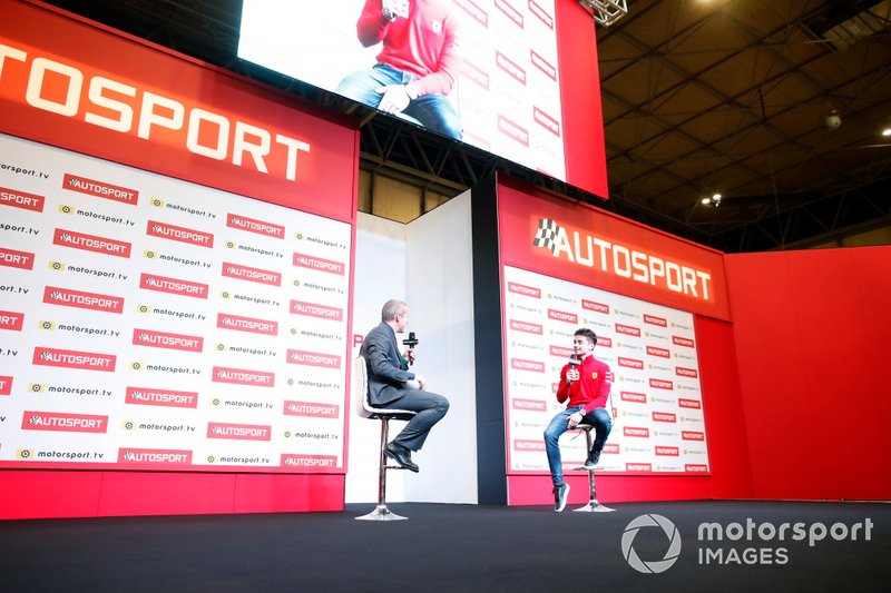 Il presentatore Stuart Codling intervista Charles Leclerc, Ferrari, sul palco dell'Autosport