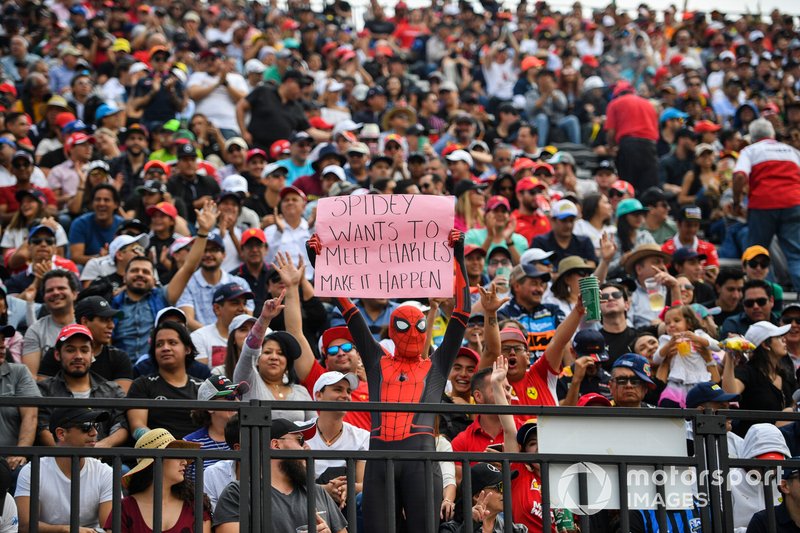 Un fan vestido como Spiderman con un mensaje a Charles Leclerc, Ferrari