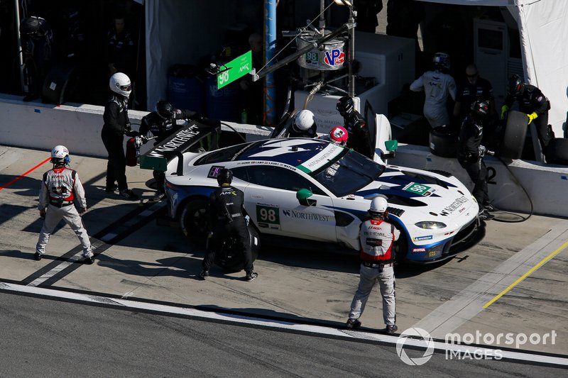 #98 ASTON MARTIN RACING Aston Martin Vantage GT3, GTD: Paul Dalla Lana, Pedro Lamy, Ross Gunn, Mat Lauda, pit stop