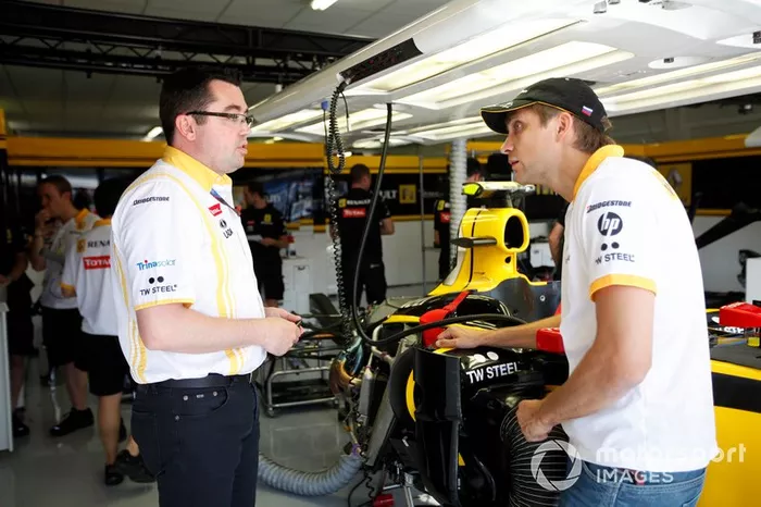 Vitaly Petrov, Renault F1 Team, con Eric Boullier, Director del equipo Renault F1 Team