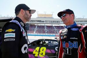 Jimmie Johnson, Hendrick Motorsports, Chevrolet Camaro Ally and Clint Bowyer, Stewart-Haas Racing, Ford Mustang Mobil 1 / HAAS CNC