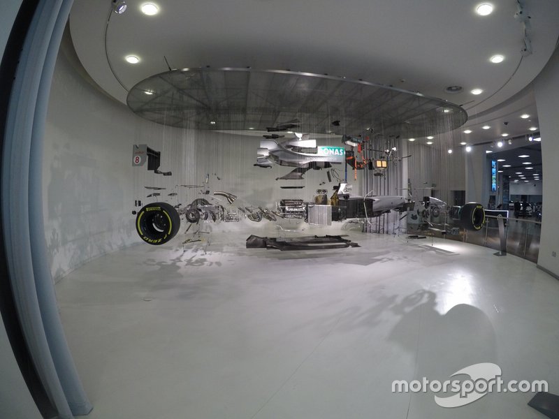 Egy alkotóelemeire szedett Mercedes