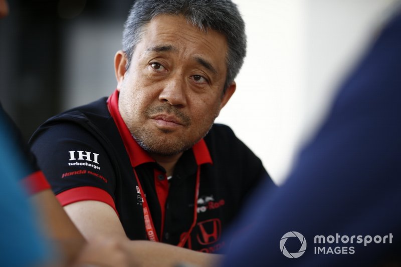Masashi Yamamoto, directeur général, Honda Motorsport, parle aux médias
