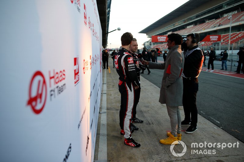 Kevin Magnussen, Haas F1 Team and Romain Grosjean, Haas F1 Team, talks to the press