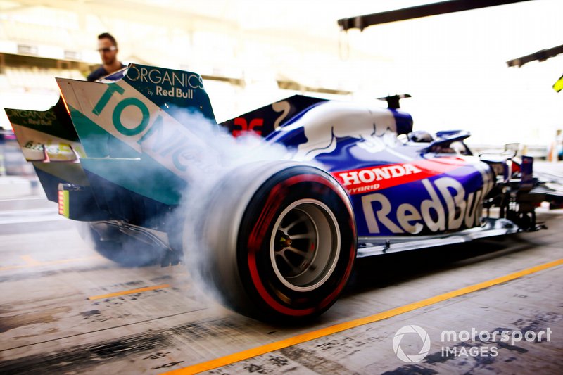 Daniil Kvyat, Toro Rosso STR14 sale de boxes