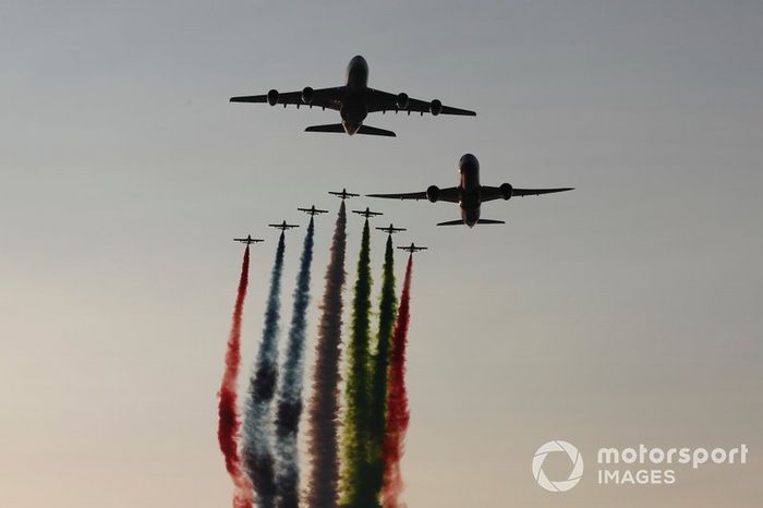 Aviones pasan sobre el circuito