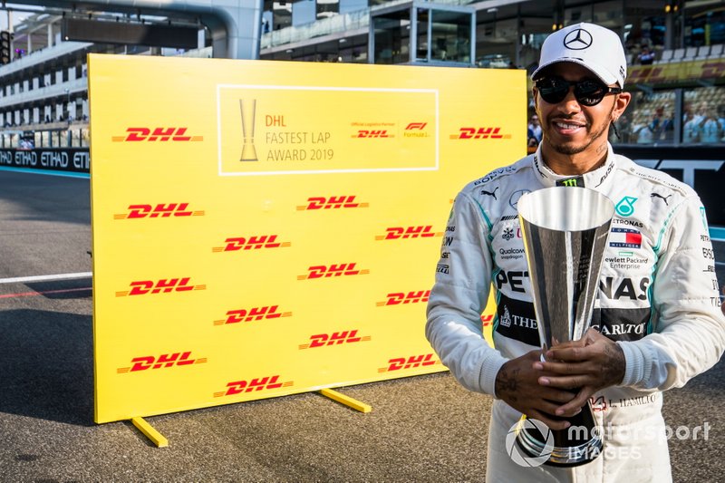 Lewis Hamilton, Mercedes AMG F1, celebra con el trofeo Fastest Lap de DHL