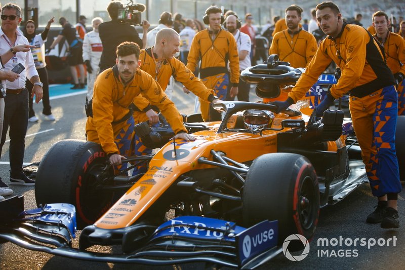 Carlos Sainz Jr., McLaren MCL34, arriva sulla griglia con i meccanici