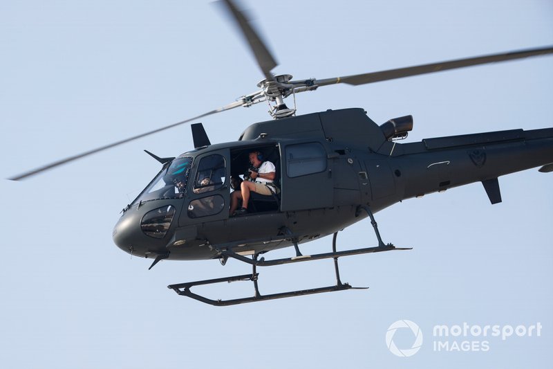 El fotógrafo Mark Sutton en la entrada de un Eurocopter AS350