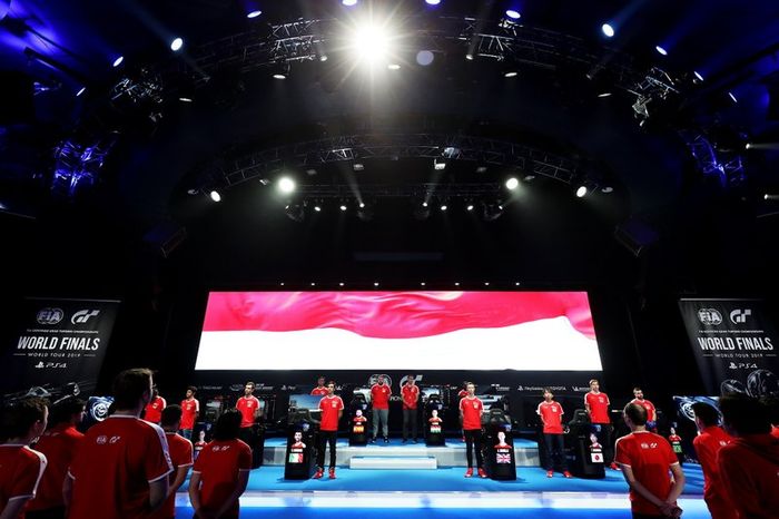 Los competidores representan el himno nacional de Mónaco antes de las semifinales de la Copa de las Naciones.