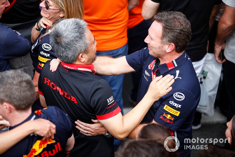 Masashi Yamamoto, General Manager, Honda Motorsport, e Christian Horner, Team Principal, Red Bull Racing, festeggiano nel parco chiuso