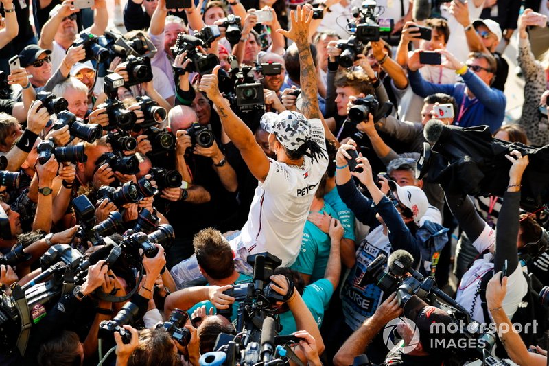 Lewis Hamilton, Mercedes AMG F1, celebra tras conseguir su sexto título mundial de pilotos