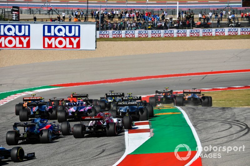 Alex Albon, Red Bull Racing RB15, Carlos Sainz Jr., McLaren MCL34 al inicio