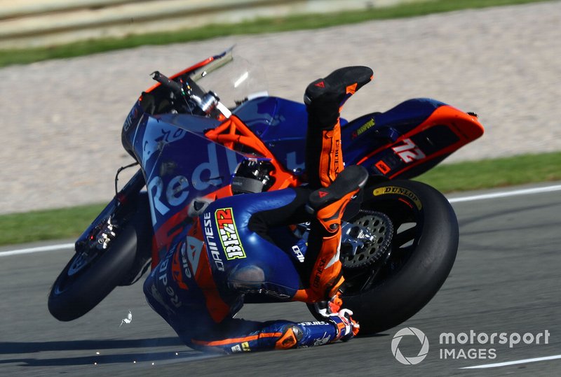 Марко Безекки падает на тренировке этапа Moto2 в Валенсии