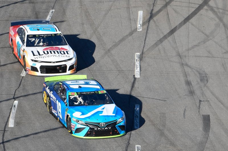 Martin Truex Jr., Joe Gibbs Racing, Toyota Camry Auto Owners Insurance, Alex Bowman, Hendrick Motorsports, Chevrolet Camaro LLumar