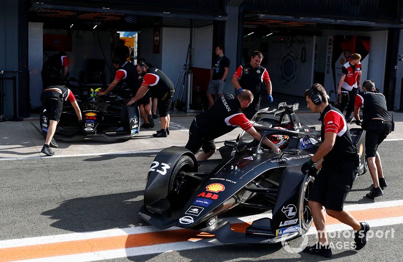 Mechanics push Sébastien Buemi, Nissan e.Dams, Nissan IMO2, Oliver Rowland, Nissan e.Dams, Nissan IMO2 back into the garage