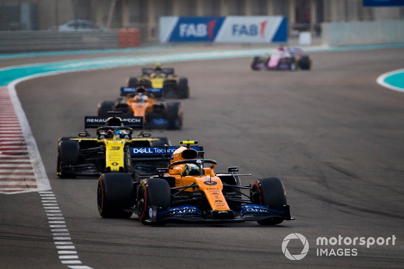 Lando Norris, McLaren MCL34, precede Daniel Ricciardo, Renault F1 Team R.S.19, Carlos Sainz Jr., McLaren MCL34, e Nico Hulkenberg, Renault F1 Team R.S. 19