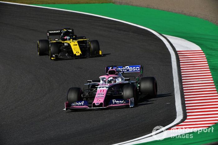 Sergio Perez, Racing Point RP19, y Daniel Ricciardo, Renault F1 Team R.S.19