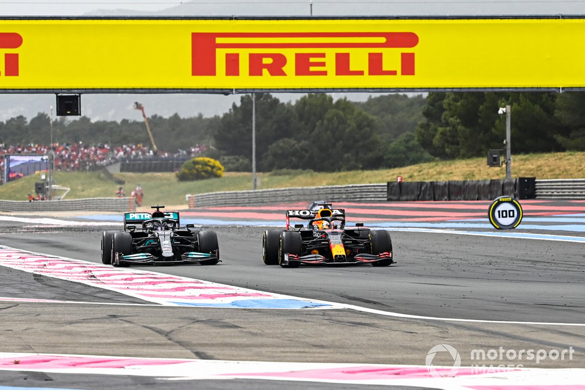 Max Verstappen, Red Bull Racing RB16B adelanta a Lewis Hamilton, Mercedes W12