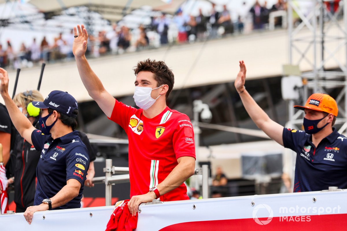 Sergio Pérez, Red Bull Racing, Charles Leclerc, Ferrari, Max Verstappen, Red Bull Racing, en el desfile de pilotos