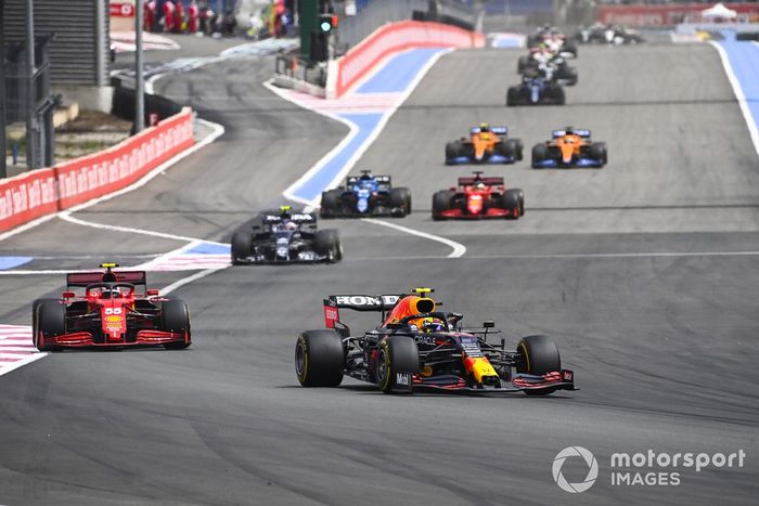 Sergio Pérez, Red Bull Racing RB16B, Carlos Sainz Jr., Ferrari SF21, Pierre Gasly, AlphaTauri AT02