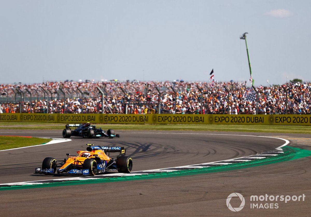 Lando Norris, McLaren MCL35M, Valtteri Bottas, Mercedes W12