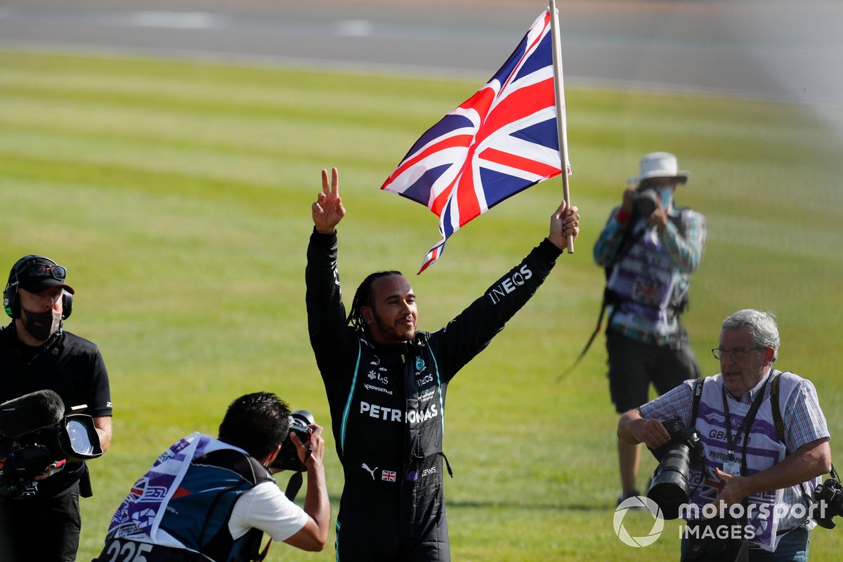 Lewis Hamilton, Mercedes, primo classificato, festeggia con la bandiera della Gran Bretagna