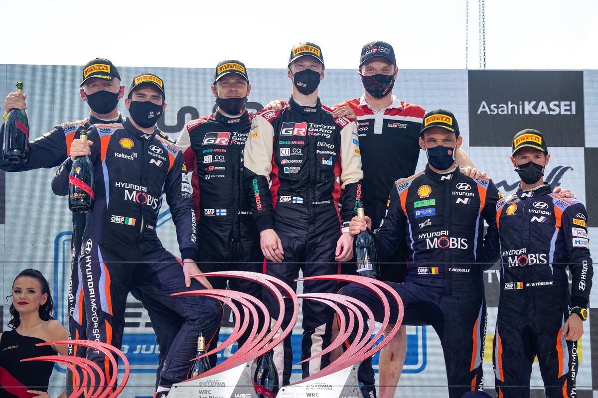 Podio: ganadores Kalle Rovanperä, Jonne Halttunen, Toyota Gazoo Racing WRT Toyota Yaris WRC, segundo lugar Craig Breen, Paul Nagle, Hyundai Motorsport Hyundai i20 Coupe WRC, tercer lugar Thierry Neuville, Martijn Wydaeghe, Hyundai Motorsport Hyundai i20 Coupe WRC