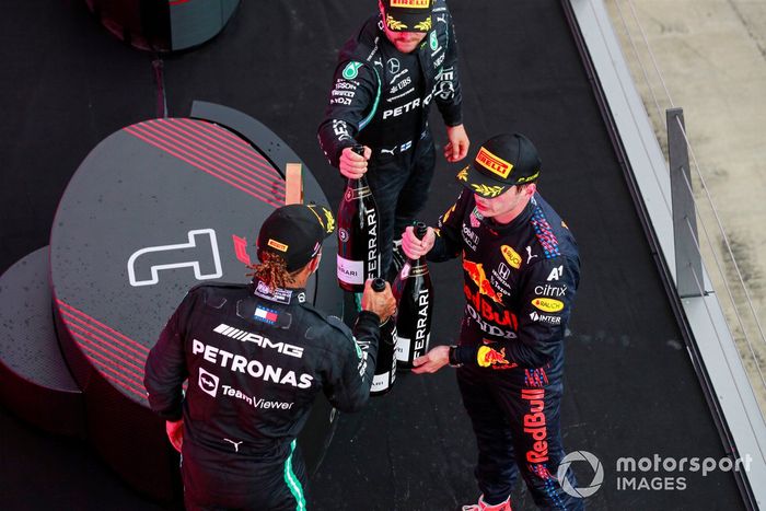 Podio: ganador de la carrera Max Verstappen, segundo lugar Lewis Hamilton, Mercedes, tercer lugar Valtteri Bottas, Mercedes