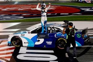 Race winner Kyle Larson, Hendrick Motorsports, Chevrolet Camaro MetroTech