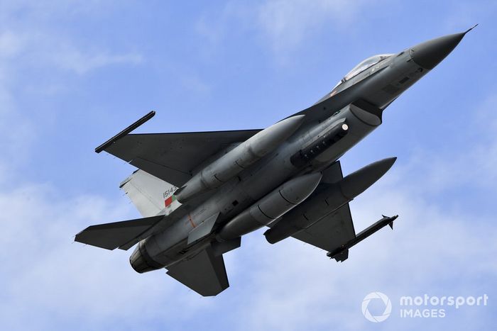 Un F-16AM Fighting Falcon de General Dynamics del 201º Escuadrón de Cazas, de la Fuerza Aérea Portuguesa, vuela sobre el circuito