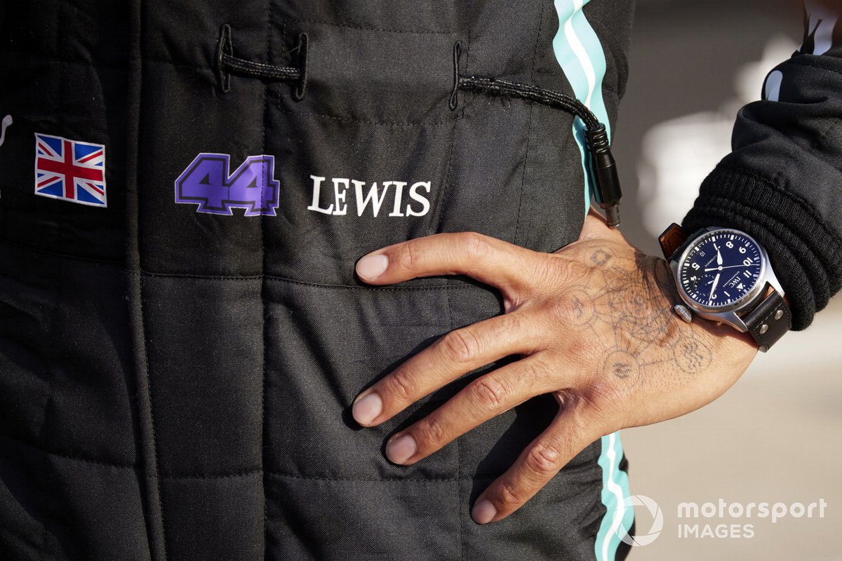 Detalle del reloj y la mano de Lewis Hamilton, Mercedes