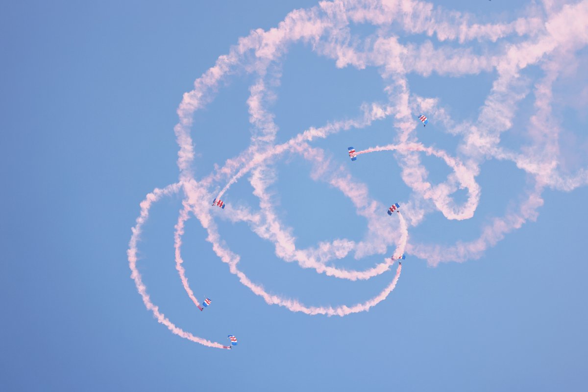 El equipo de exhibición de paracaidistas de los halcones de la RAF