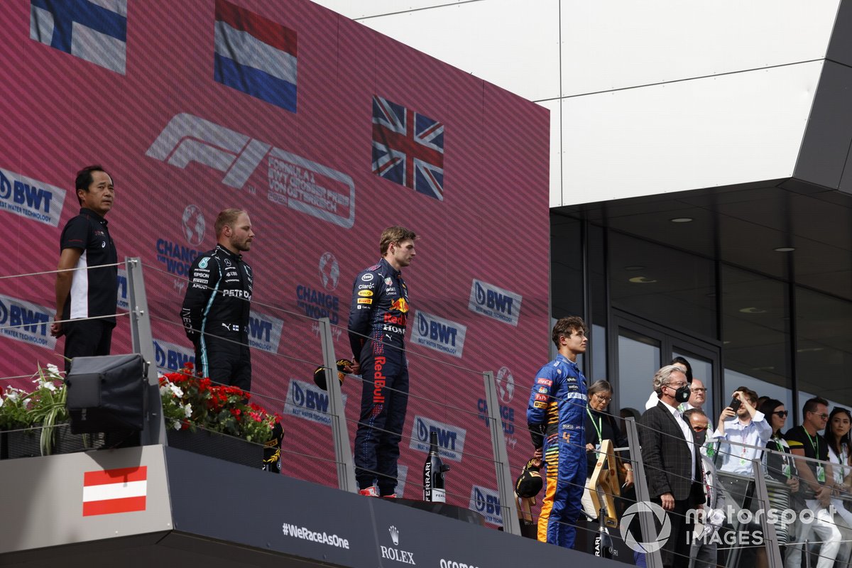 Podio: segundo lugar Valtteri Bottas, Mercedes, Toyoharu Tanabe, Director técnico F1 Honda, ganador Max Verstappen, Red Bull Racing , tercer lugar Lando Norris, McLaren