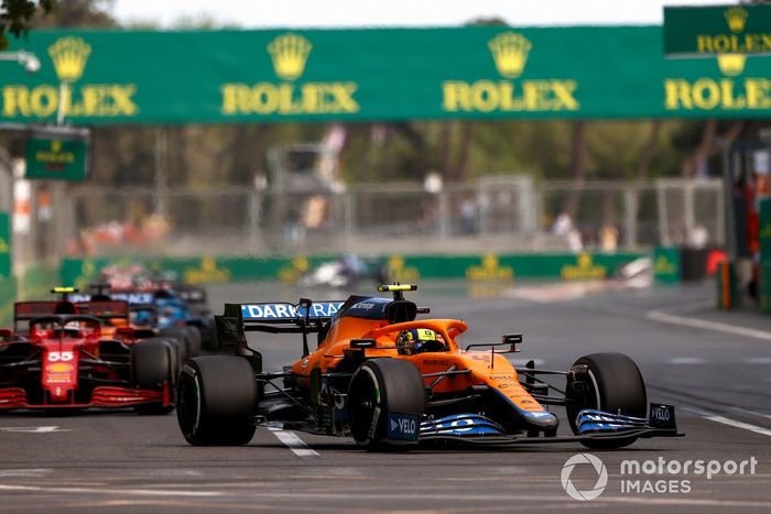 Lando Norris, McLaren MCL35M, Carlos Sainz Jr., Ferrari SF21