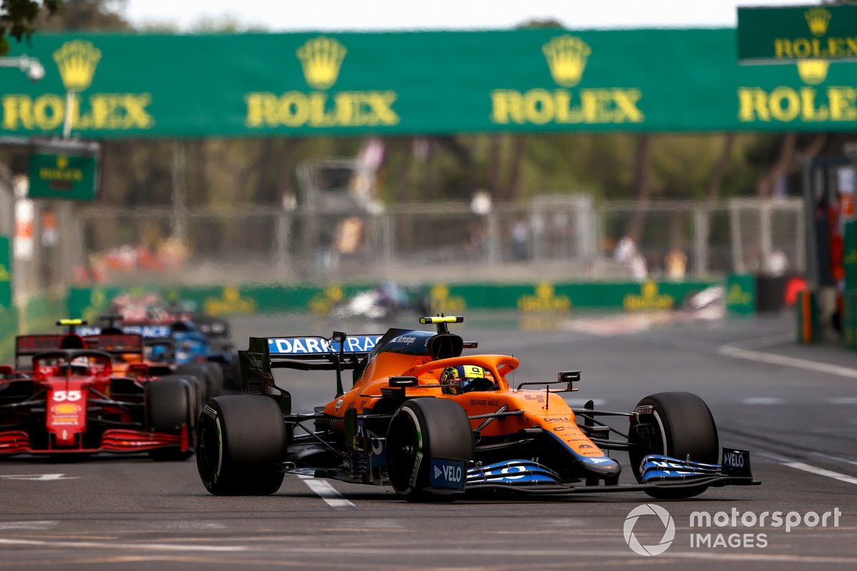 Lando Norris, McLaren MCL35M, Carlos Sainz Jr., Ferrari SF21