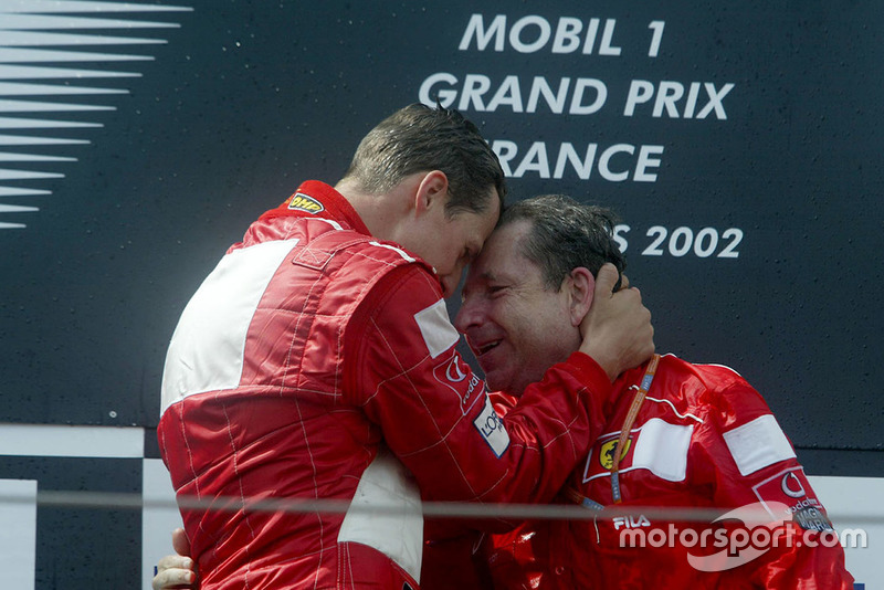 Podio: il vincitore della gara Michael Schumacher, Ferrari, festeggia con Jean Todt, Ferrari