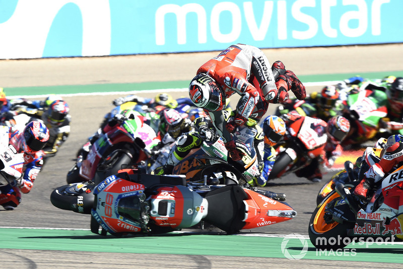 Jorge Lorenzo, Ducati Team cae al inicio de la carrera