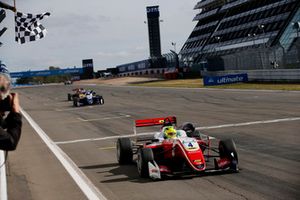Ganador de la carrera Mick Schumacher, PREMA Theodore Racing Dallara F317 - Mercedes-Benz