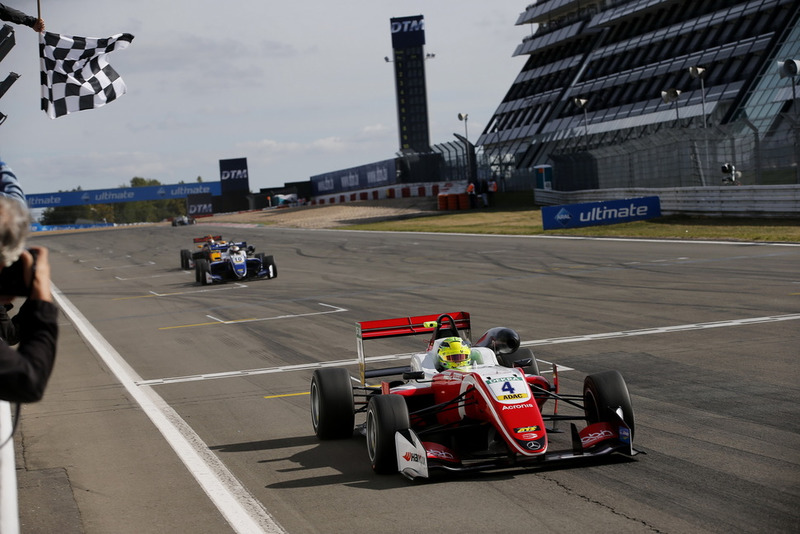 Ganador de la carrera Mick Schumacher, PREMA Theodore Racing Dallara F317 - Mercedes-Benz