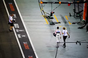 Esteban Ocon, Racing Point Force India, regresa a los pits después de su accidente