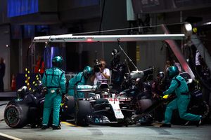 Lewis Hamilton, Mercedes AMG F1 W09 EQ Power+, effettua un pit stop