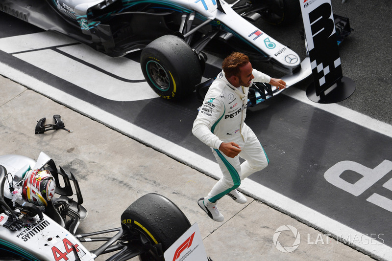 Le vainqueur Lewis Hamilton, Mercedes AMG F1 fête sa victoire dans le Parc Fermé
