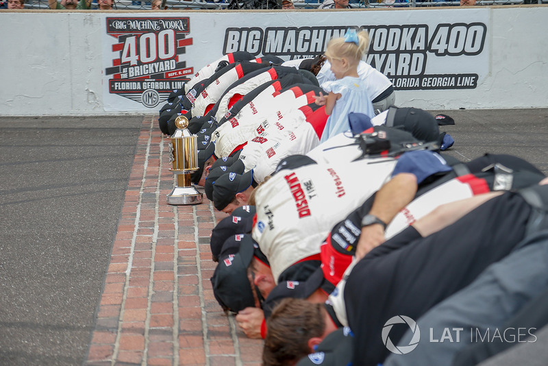 Brad Keselowski, Team Penske, Ford Fusion Discount Tire and Penske team kiss the bricks
