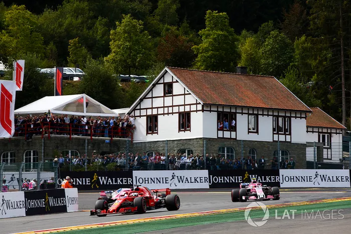 Sebastian Vettel, Ferrari SF71H ve Esteban Ocon, Racing Point Force India VJM11 ve Sergio Perez, Racing Point Force India VJM11, formasyon turu