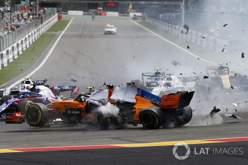 Fernando Alonso, McLaren MCL33, przelatuje nad Charles'em Leclerkiem, Sauber C37, po uderzeniu przez Nico Hülkenberga, Renault Sport F1 Team R.S. 18, na starcie