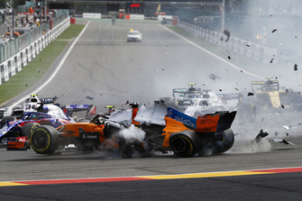 L'accident de Fernando Alonso, McLaren MCL33, Charles Leclerc, Sauber C37, et Nico Hulkenberg, Renault Sport F1 Team R.S. 18, au départ