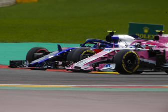 Pierre Gasly, Toro Rosso STR13 ve Esteban Ocon, Racing Point Force India VJM11