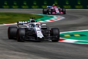 Lance Stroll, Williams FW41 y Esteban Ocon, Racing Point Force India VJM11 